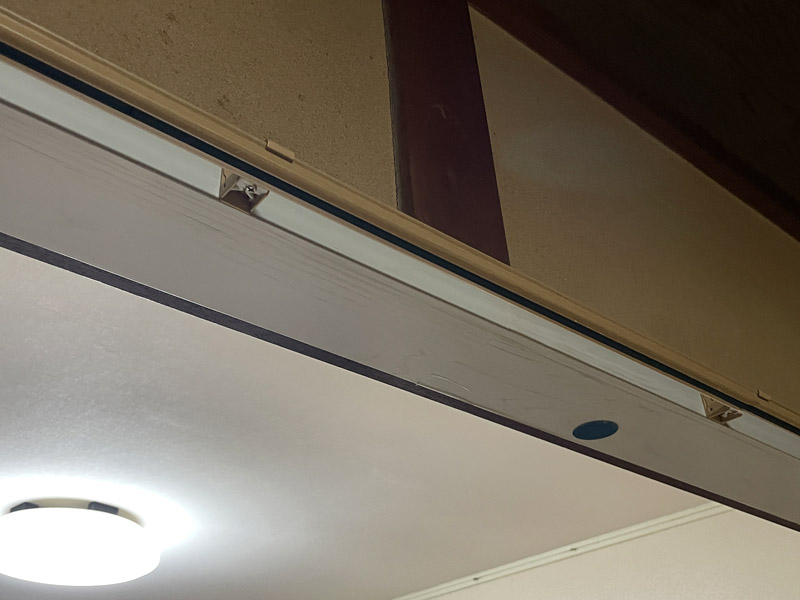 ホームセンターで買ってきたカーテンレールを取り付け