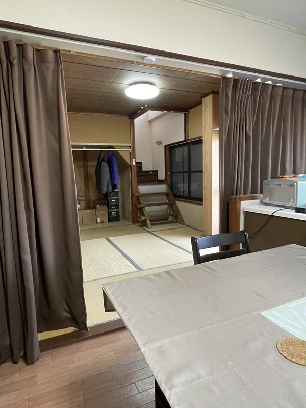 和室側との間にカーテンを設置した