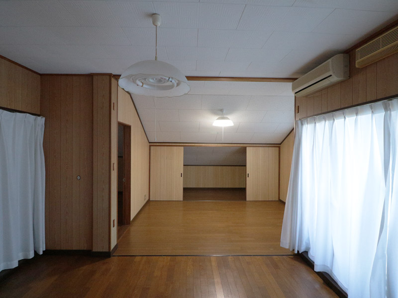 移住前、内見のときに撮った写真。手前が前室、奥が仕事部屋、その先は収納スペース。前室は左右にサッシ（窓ガラス）が4枚＋4枚