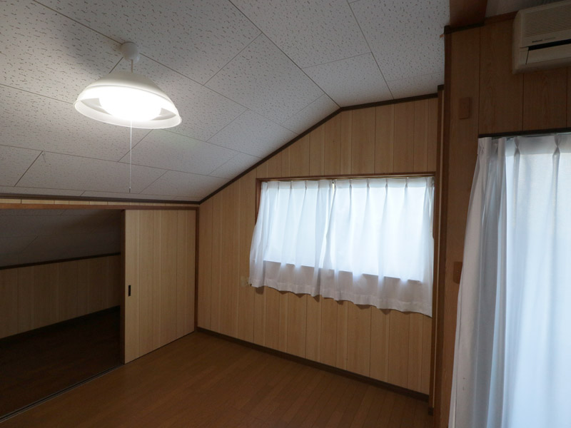 PCなどを置くことにしたスペース。腰高のサッシ（窓ガラス）が2枚