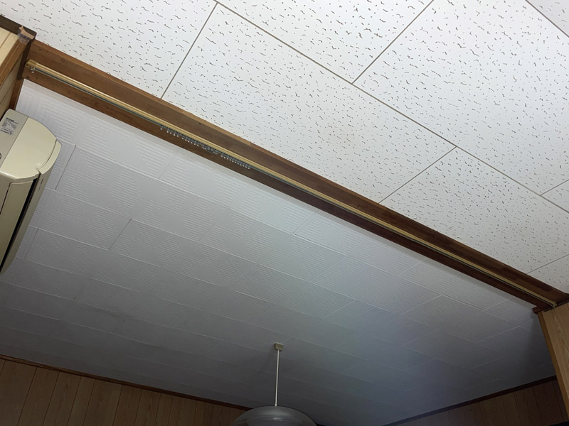 天井にカーテンレールを取り付けた