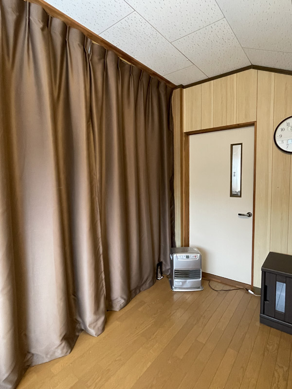 カーテンで部屋をおよそ半分に分割した