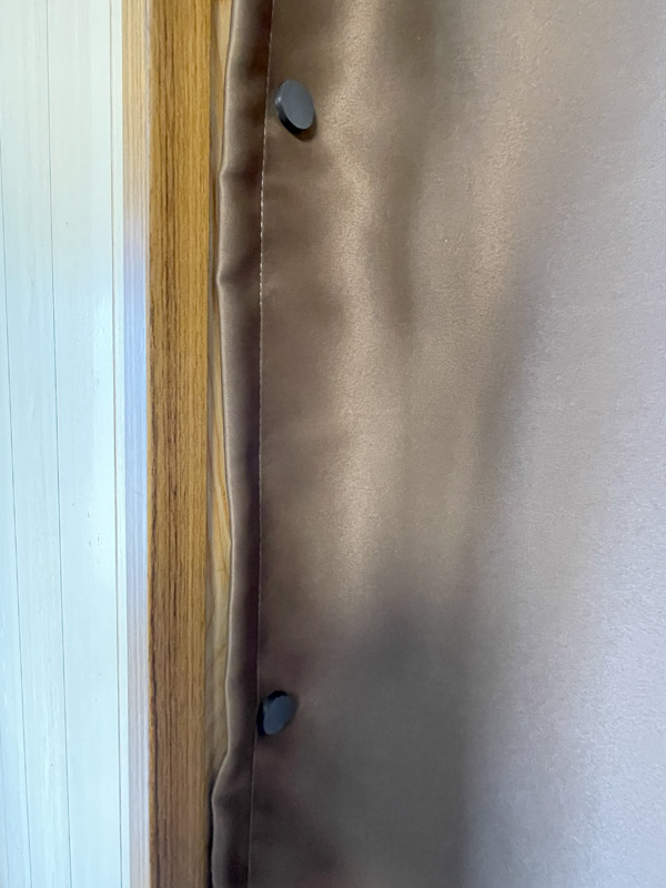 昨シーズンはカーテンと壁を磁石で密着させた