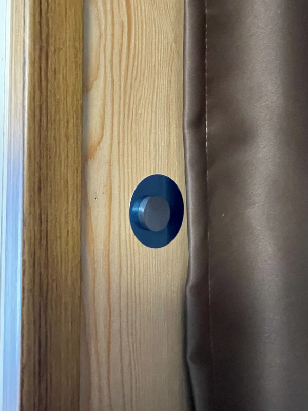 Amazonで購入したスチールプレート（青色）を壁に貼り、磁石が付くようにした