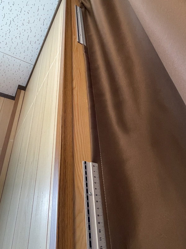 上部、中間、下部と3カ所でカーテンを密着させた