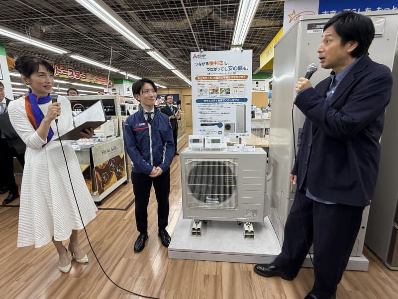 渡辺真理氏と徳井義実氏が、各社の担当者から約1時間、ひとつひとつの製品について、説明を受けた