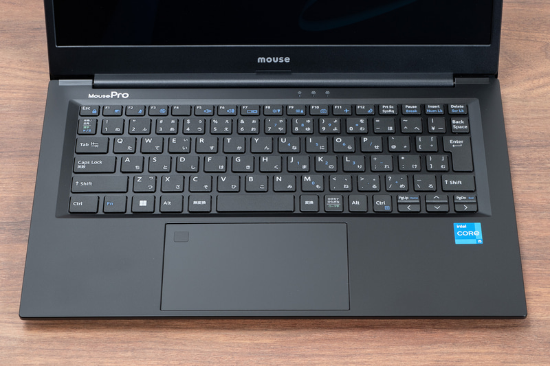 CPUは第12世代CoreプロセッサーのCore i5-1235U、標準搭載メモリ8GB、内蔵ストレージ256GBのSSD、Wi-Fi 6Eにも対応