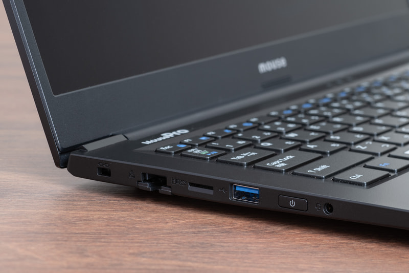 左側のポート類、USB Type-A（USB 3.0）の他にギガビットの有線LANポートやmicroSDカードリーダーを搭載する