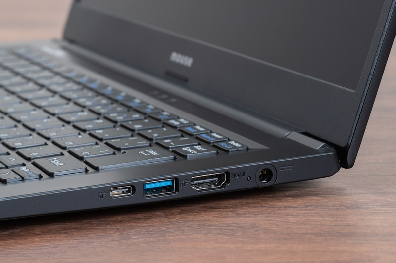 右側にはUSB Type-A（USB 3.1）とPD充電、DP Alt Modeに対応するUSB Type-C（USB 3.1）に加えてHDMI出力ポートがある。AC電源に対応するのも特長