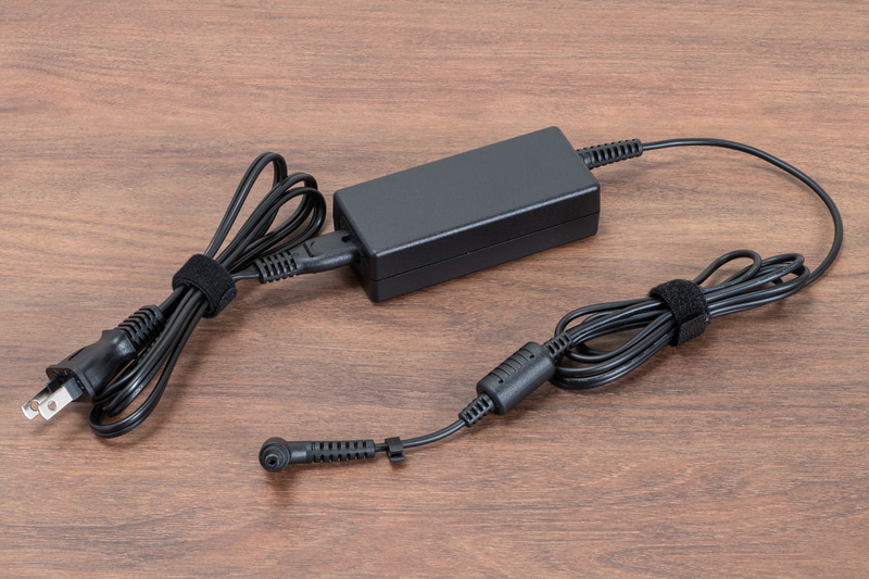 専用のAC電源が付属