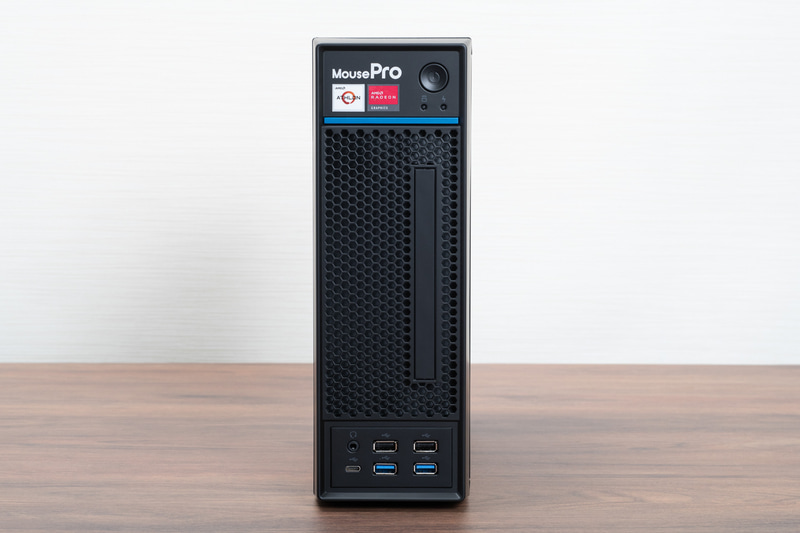 正面。USB Type-C（USB 3.2 Gen1）とUSB Type-A（USB 3.2 Gen1×2・USB 2.0×2）に加え、拡張でスリム光学ドライブが入れられるスロットも見える