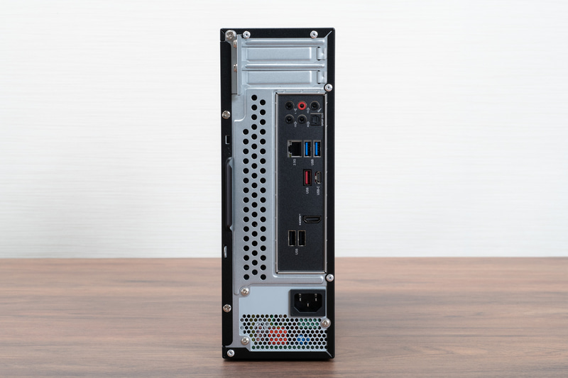 背面。USB Type-C（USB 3.2 Gen1）とUSB Type-A（USB 3.2 Gen1×3・USB 2.0×2）に加え、2.5GbEの有線LANポート、HDMIポートなどを持つ