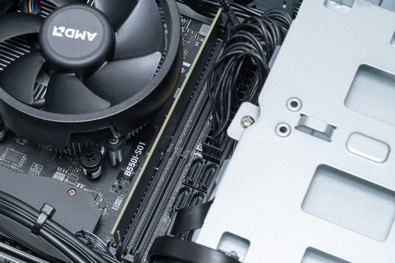 メモリは標準では8GBだが、もう1スロット用意される。またSATAのコネクターも4ポート見える