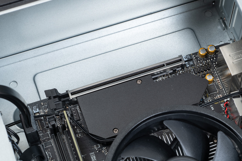 PCI Express ×16 LowProfileが1つ用意される