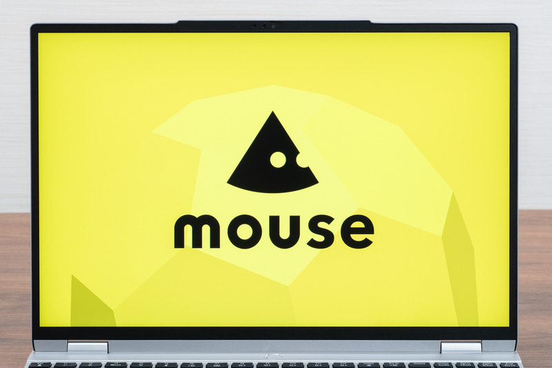 15.3型 液晶パネルはWQXGA（2560×1600）で sRGB比100%、120Hzの表示に対応する