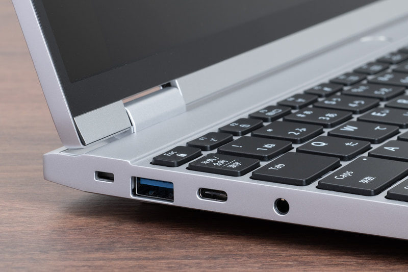 左側面にはUSB Type-A（USB 3.0）と、PD入力、DP Alt Modeにも対応したUSB Type-C（USB 3.1）、ヘッドセット端子