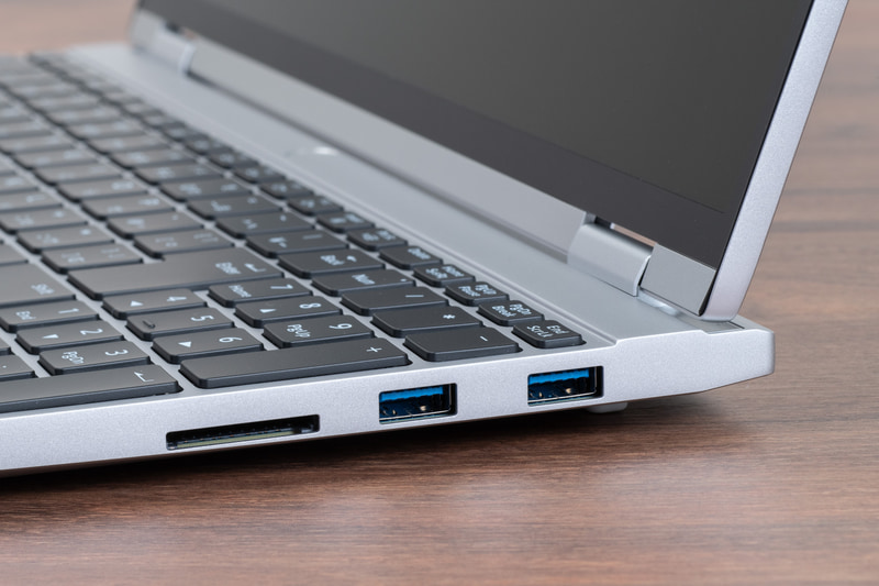 右側面にはUSB Type-A（USB 3.0）×2とSDカードリーダー