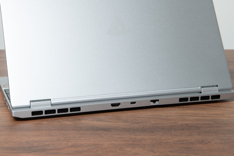 背面にはHDMIポート、USB Type-C（USB 4）、ギガビットの有線LANポートがある