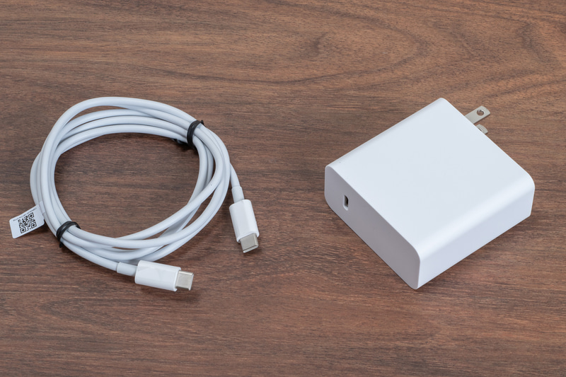 電源はUSB PDのみに対応、充電器とUSBケーブルが付属する