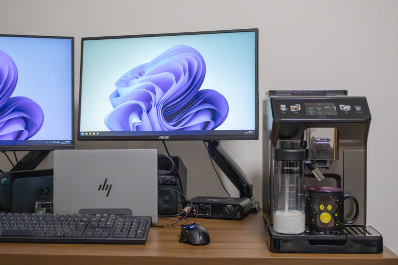 仕事用のデスクに設置してみた。モニターの配置を見直してスペースを作った