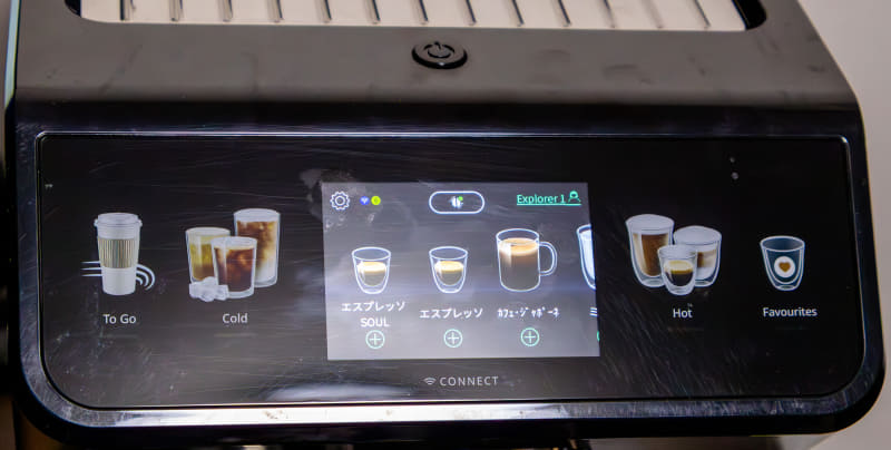 タッチパネル式の液晶ディスプレイでメニューを選択できる