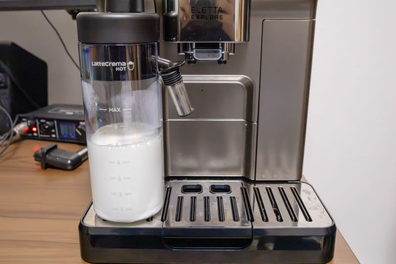 ミルク系のメニューは付属のミルクタンクに牛乳を入れて作成する