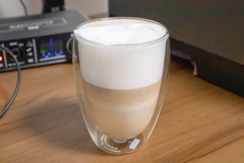 カプチーノ。表面にはきめ細かい泡が浮かび、かなり本格的な見た目だ