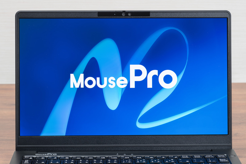 ディスプレイにフルHD（1920×1080ドット）表示対応の13.3型有機ELを採用