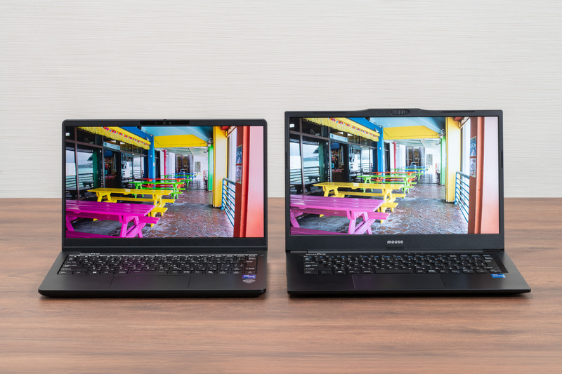 一般的な液晶ディスプレイ（写真右）との比較。彩度が高く、黒が締まっているのが写真でも分かる