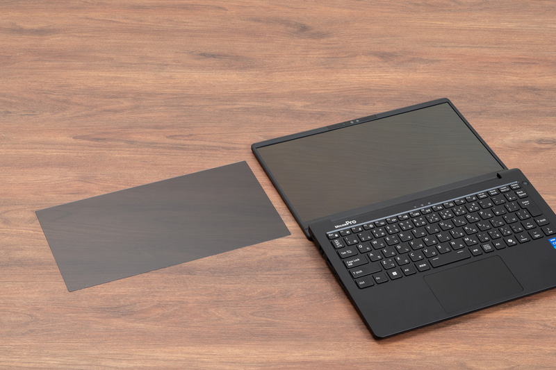 オプションの覗き見防止フィルター。完全に固定することもできるが、脱着も可能にできる