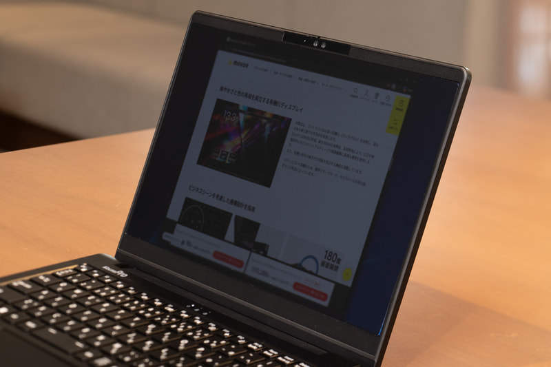 覗き見防止フィルターを装着することで、だいぶ暗くなる