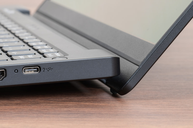 リフトアップヒンジでキーボードの操作性もアップ