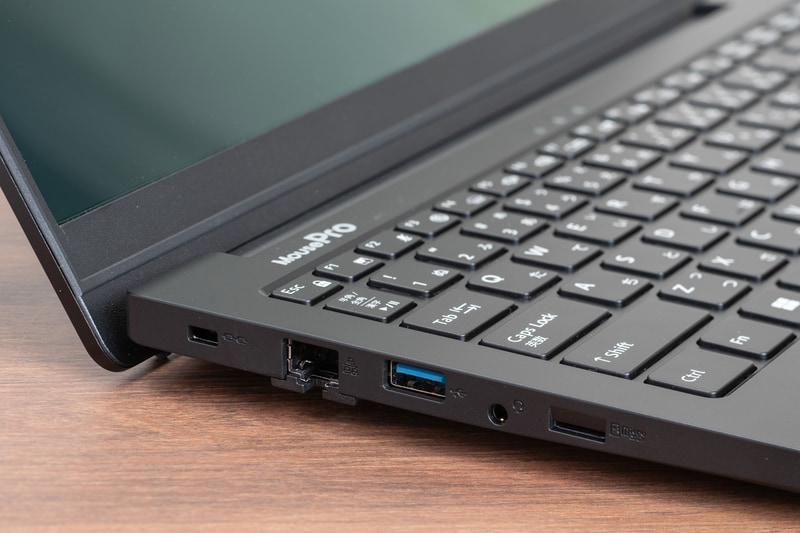 左側面にはギガビットの有線LANポート、USB Type-A（USB3.2 Gen 1）、そしてmicroSDカードスロット、ヘッドセットのジャックがある