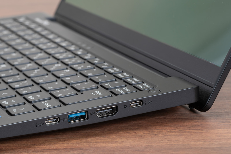 右側面にはPD充電と映像出力にも対応したUSB Type-C（USB3.2 Gen 2）が2つとUSB Type-A（USB3.2 Gen 2）、HDMIポートがある