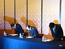 「<a href="https://internet.watch.impress.co.jp/cda/news/2004/02/27/2252.html" class="strong bn" target="_blank">ソフトバンクBB、450万件超えるYahoo! BBの個人情報漏洩を認め謝罪</a>」より