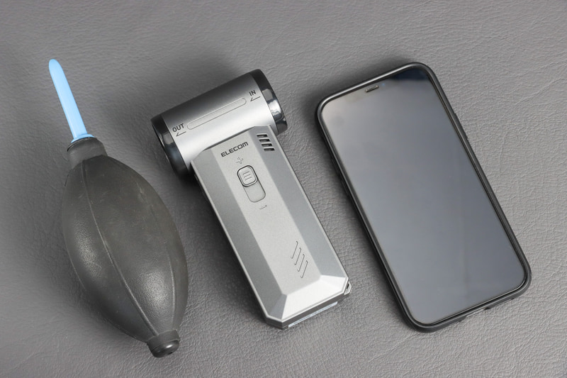 サイズ感をブロワーとiPhoneとで比べてみた。厚みはあるものの、投影面積としてはスマホより小さいぐらい