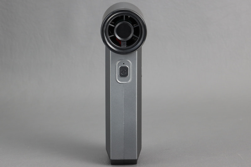 正面（吐出側）。電源ボタン長押しでオンになる