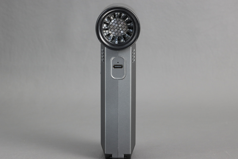 背面（吸気側）。充電用USB Type-Cポートがある