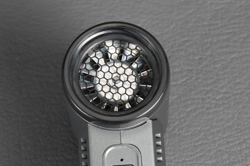 吸気部にはメッシュのフィルターがあり、内側にファンが見える