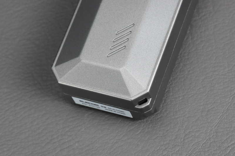 ストラップを取り付けられる穴もある