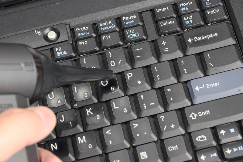 エアダスターで表面のほこりを飛ばす。ただしすき間の内側のほこりは取りにくい