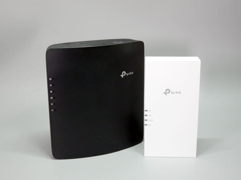 左がTP-LinkのWi-Fi 7ルーター Archer BE220。この製品の存在が中継機の存在をややこしくしている