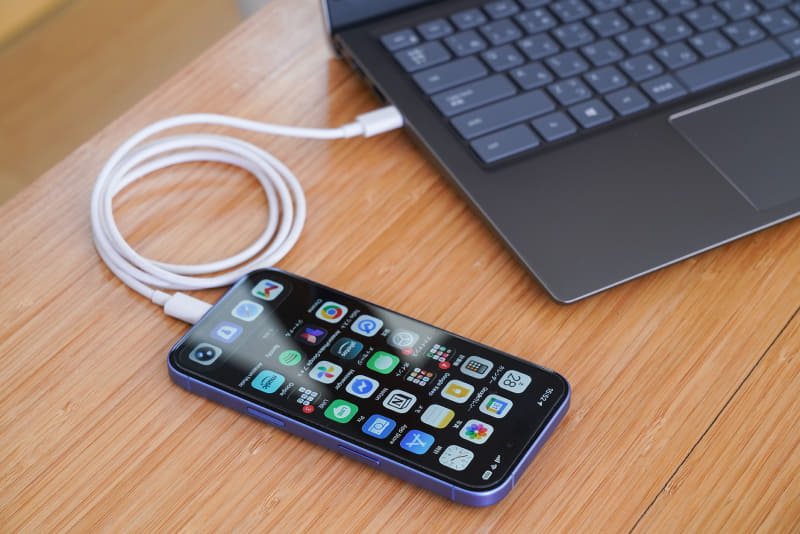 iPhoneをUSBケーブルで接続して、「Appleデバイス」アプリを起動する