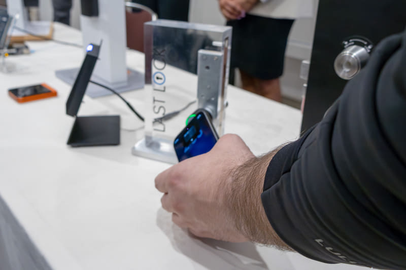 スマートフォンをタッチするだけで解錠可能