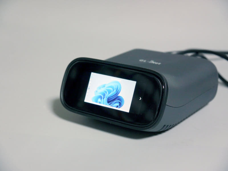 GL.iNetの「Comet Pro」。タッチパネルディスプレイに遠隔操作中のWindows画面を表示することもできる