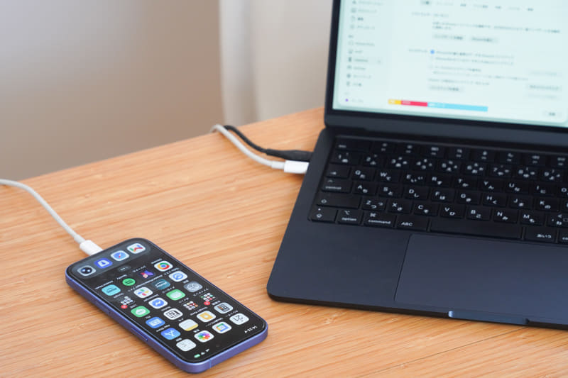 MacのUSBポートにiPhoneを接続する