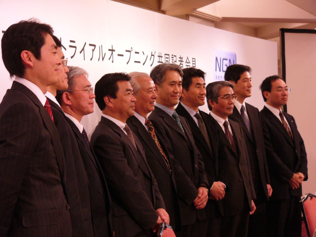 「<a href="https://internet.watch.impress.co.jp/cda/news/2006/12/20/14306.html" class="strong bn" target="_blank">NTT和田社長、NGNに「不退転の決意で取り組む」</a>」より、フィールドトライアルに参加するISPなどの幹部