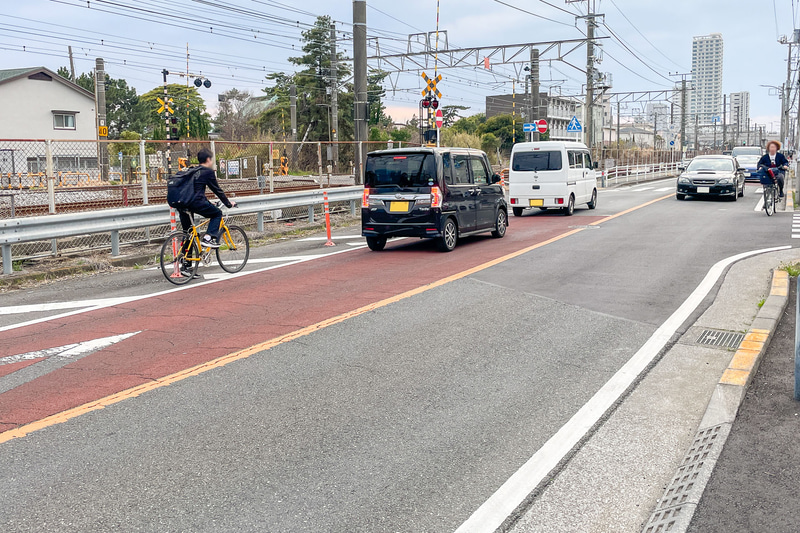 黄色線でも片側3.5mほどしかない道では十分な間隔を開けるのがむずかしい
