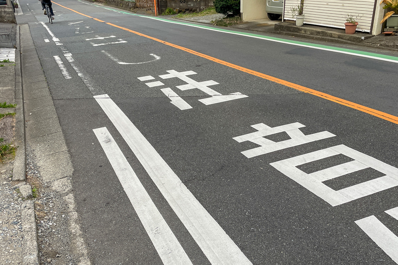 歩道がない道路の白線の外側は路側帯で、歩行者の通行を妨げなければ自転車が走ってもいい