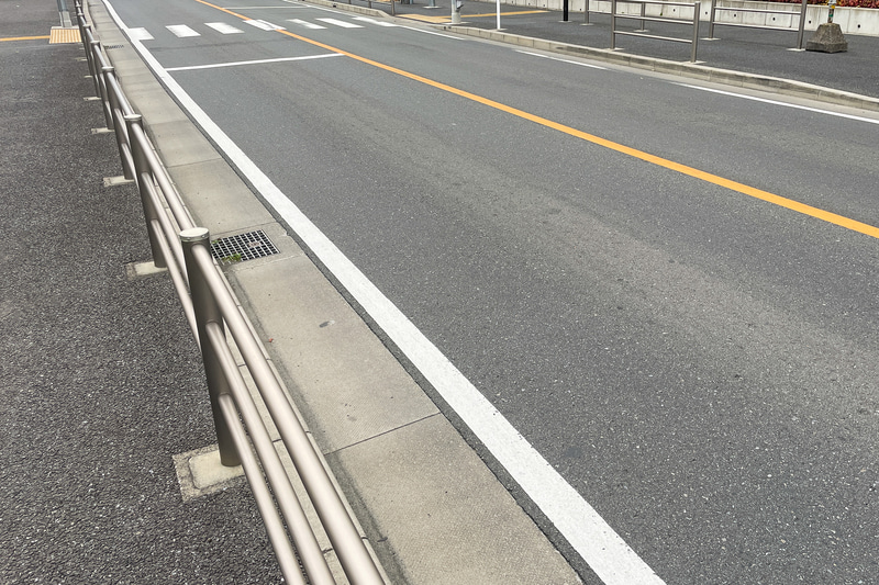 歩道がある場合は白線の外側は路肩。自転車で走行してもいいが、排水溝の溝があったりゴミが落ちていたりするので注意したい